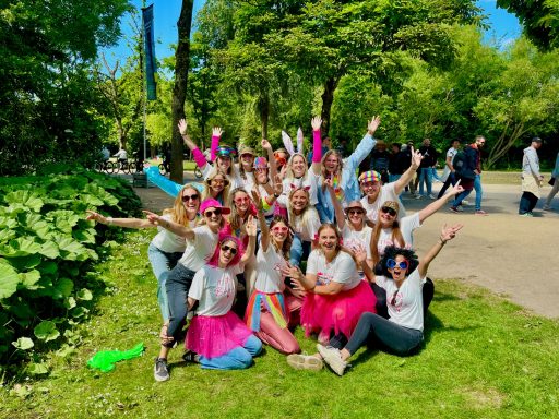 Groepsfoto lipdub vrijgezellenfeest
